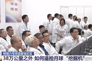 ?哥们我2米01才到你胸口？乌布雷防守文班偷偷比身高 太搞笑了